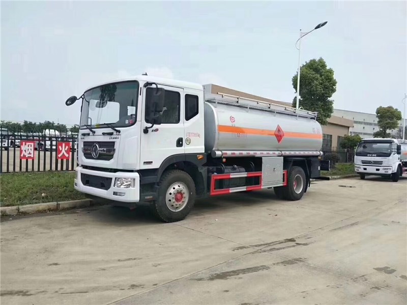 廣西桂林李老板購買壹臺東風D9加油車簽訂合同